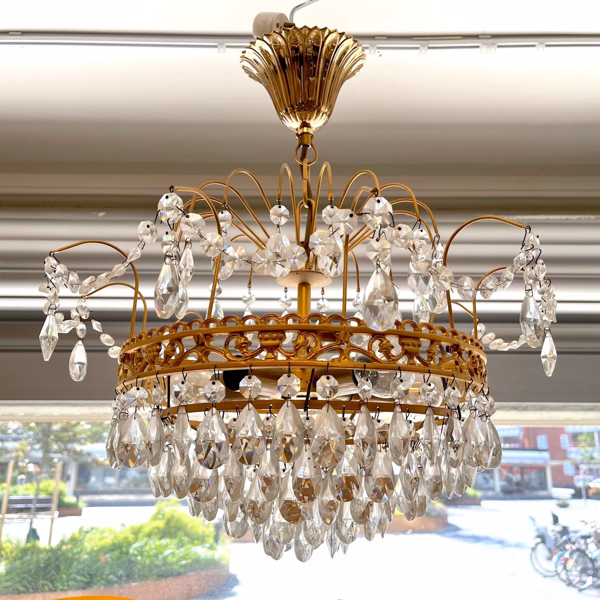 Äldre kristallkrona i mässing med prismor