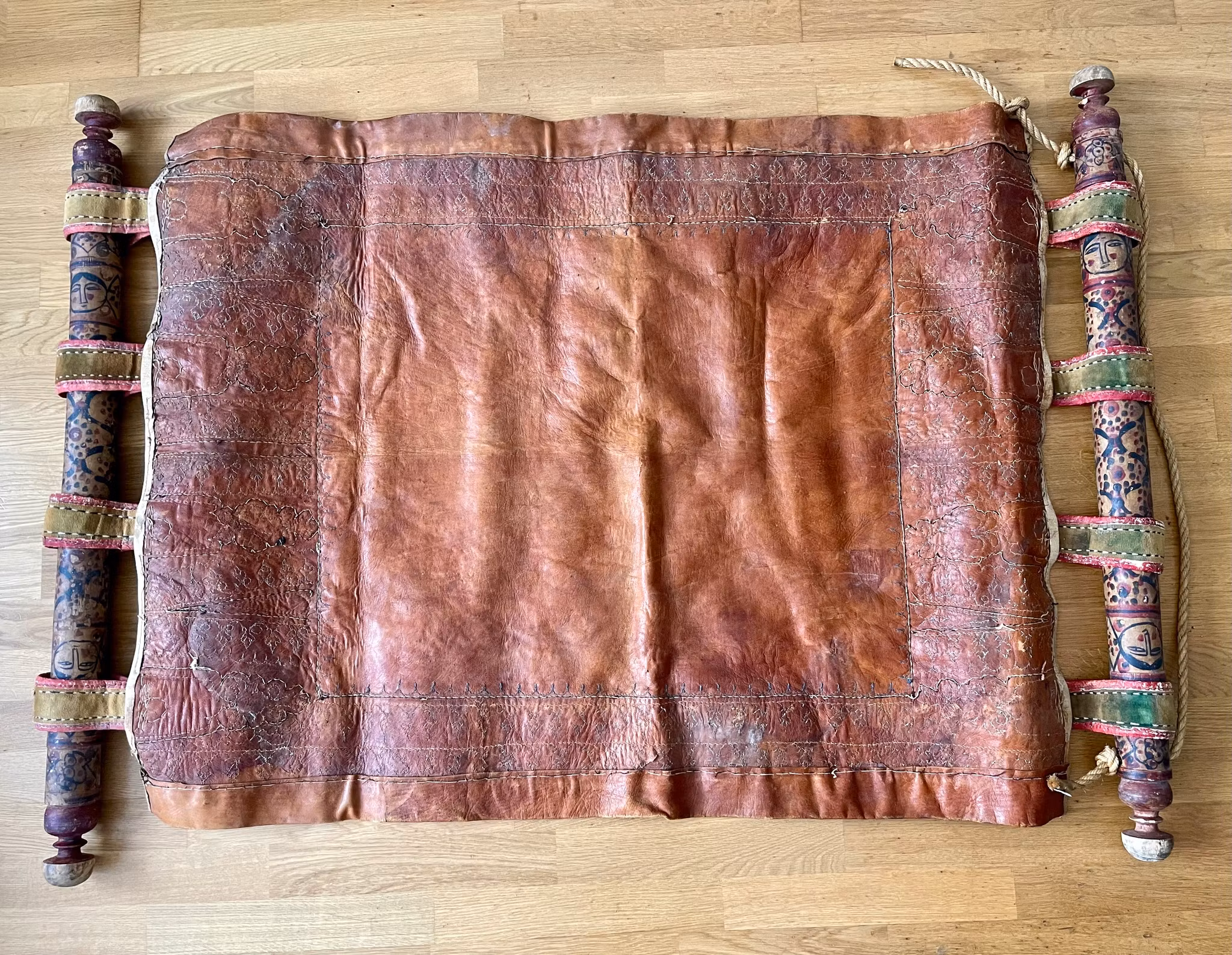 Antikk teppe, fløyel og skinn