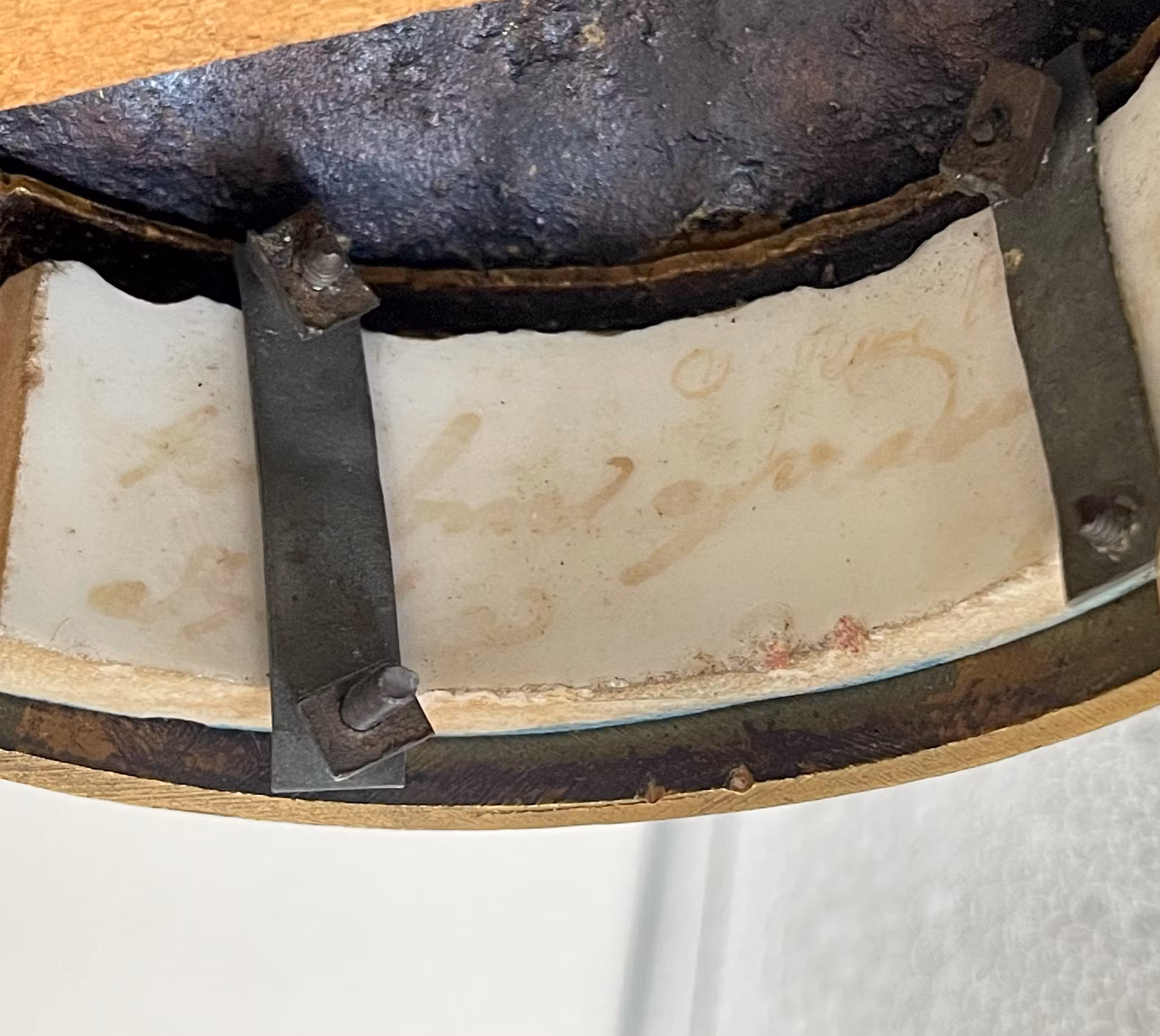 Sèvres porseleinen en koperen klok en kandelaar, gesigneerd