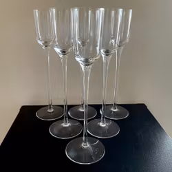 6 copas de champán y aguardiente sopladas a mano.