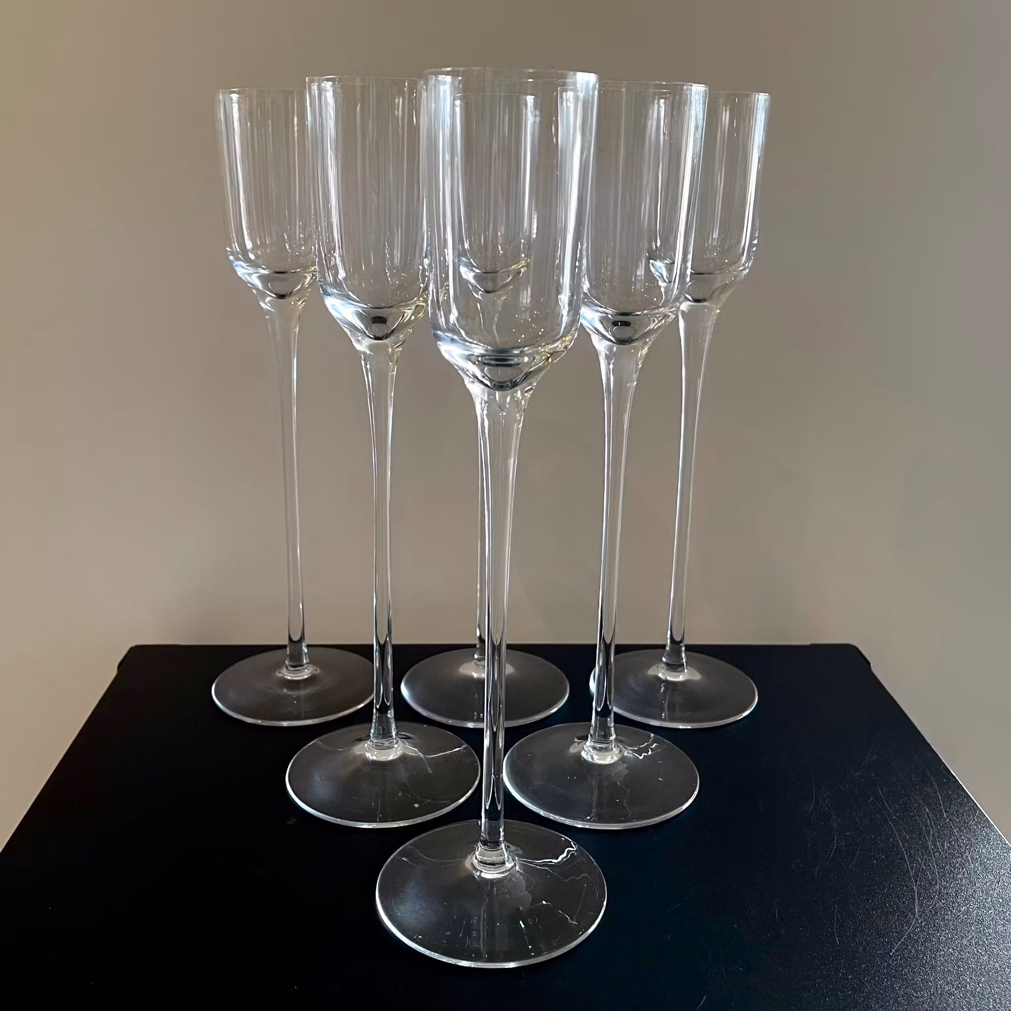 6 copas de champán y aguardiente sopladas a mano.