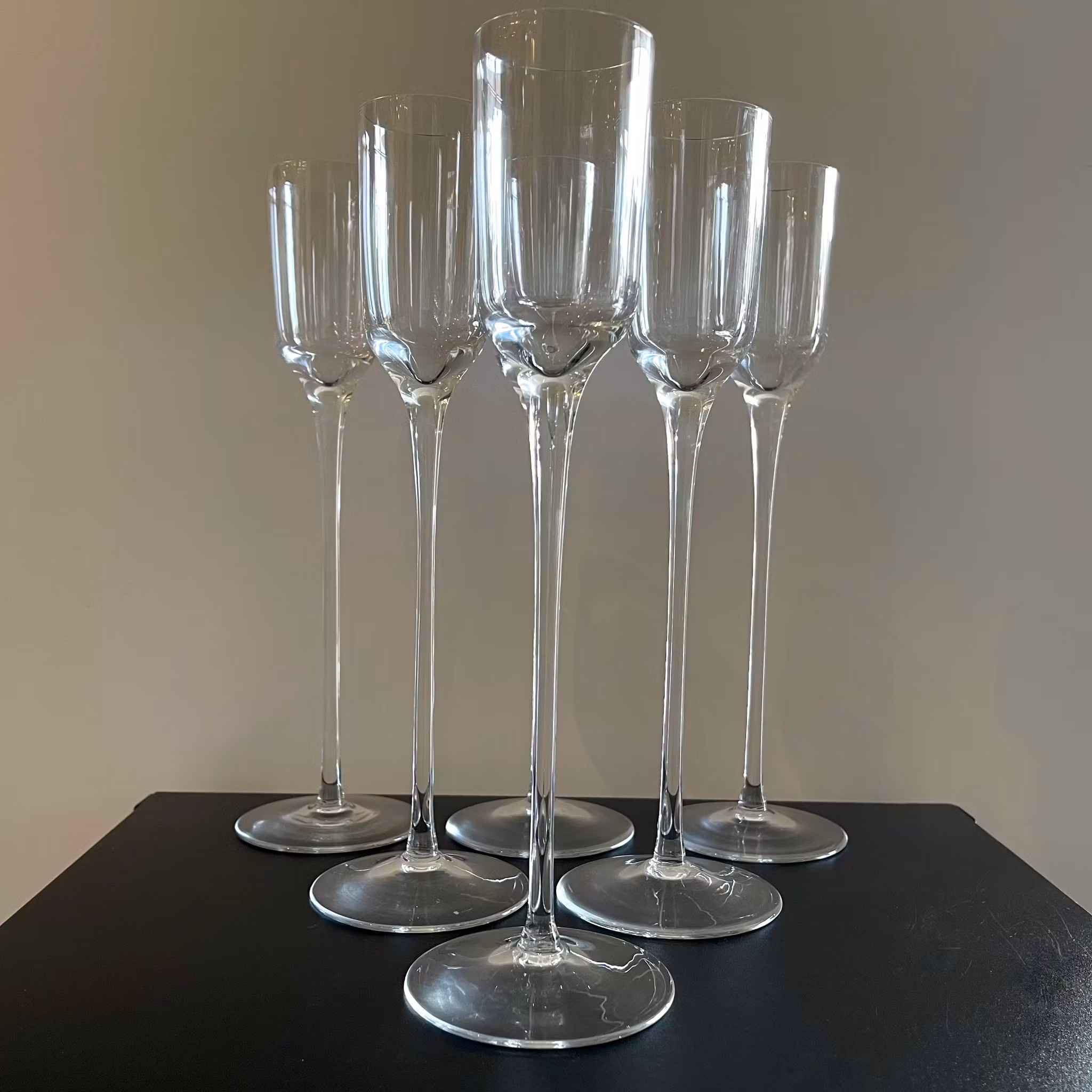 6 copas de champán y aguardiente sopladas a mano.