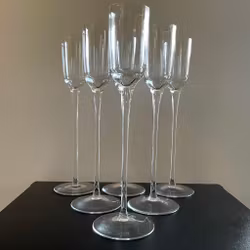 6 copas de champán y aguardiente sopladas a mano.