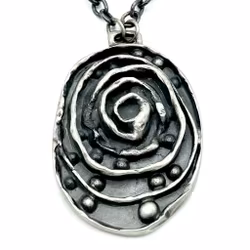 Ting Ljung uti Lund, Collier avec pendentif, Étain