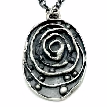 Ting Ljung uti Lund, Halsband med hänge, Tenn