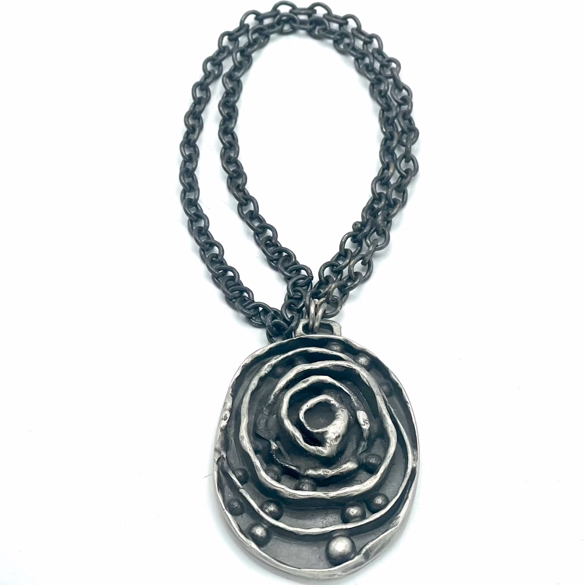 Ting Ljung uti Lund, Halskjede med anheng, Tinn