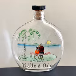 Les personnes âgées ont reçu une bouteille d'alcool, du verre peint