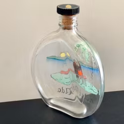 Les personnes âgées ont reçu une bouteille d'alcool, du verre peint