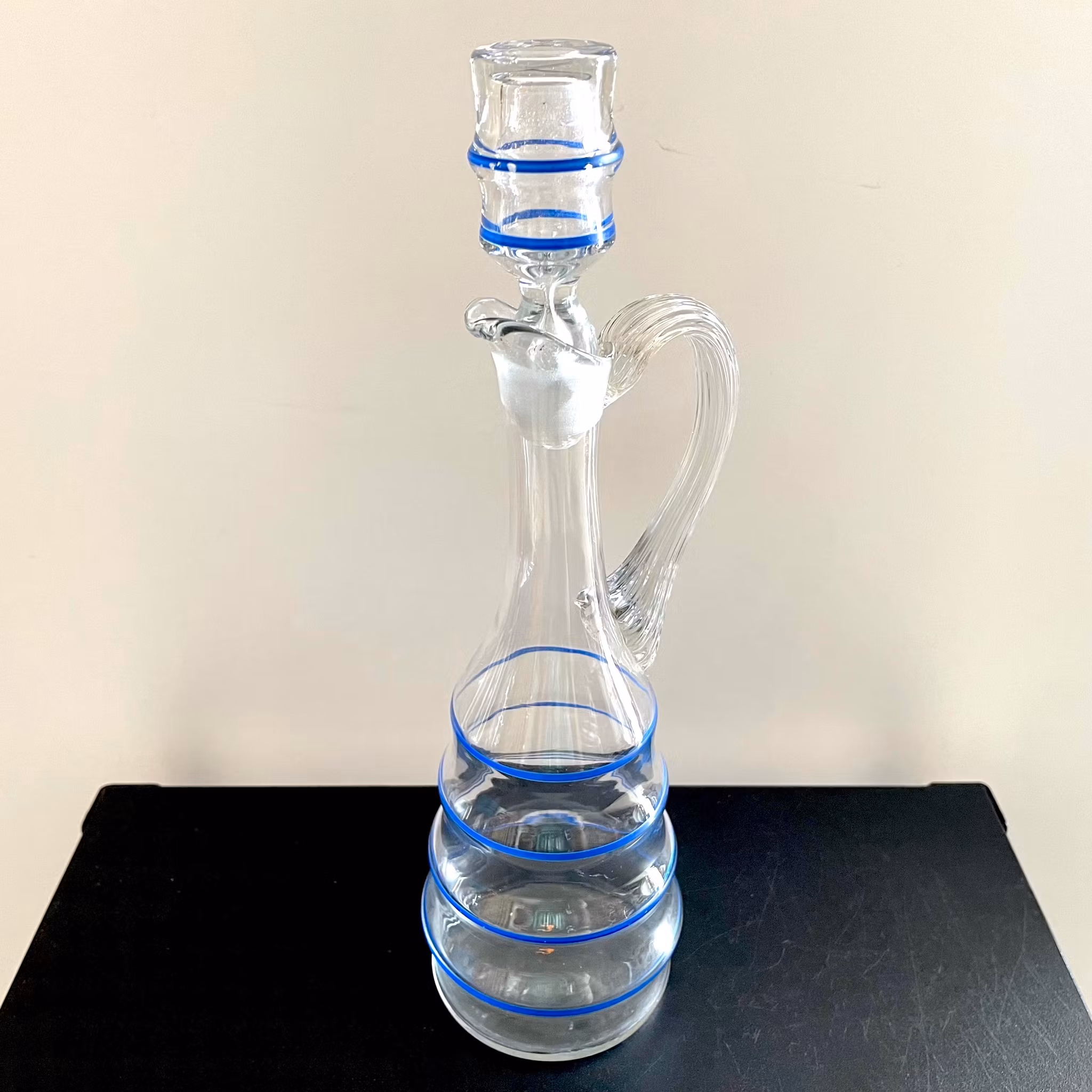 Antigua jarra para licor y vino caliente.