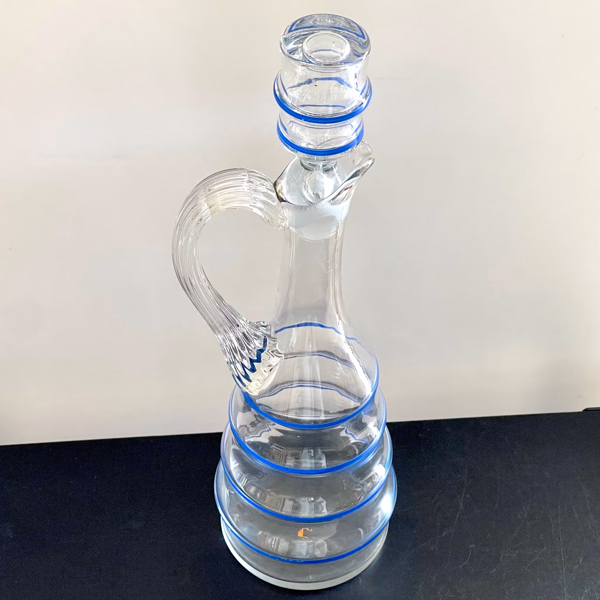 Antigua jarra para licor y vino caliente.