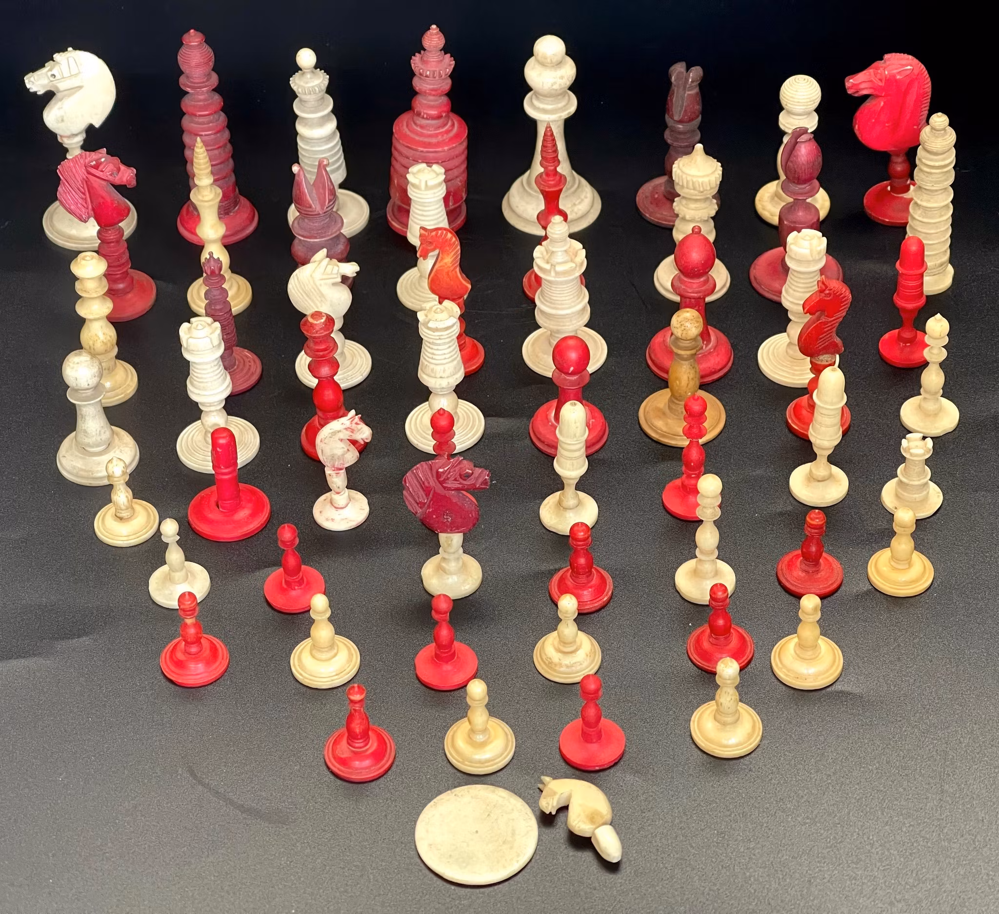 57 pezzi, Pezzi degli scacchi, gambe, XIX secolo.