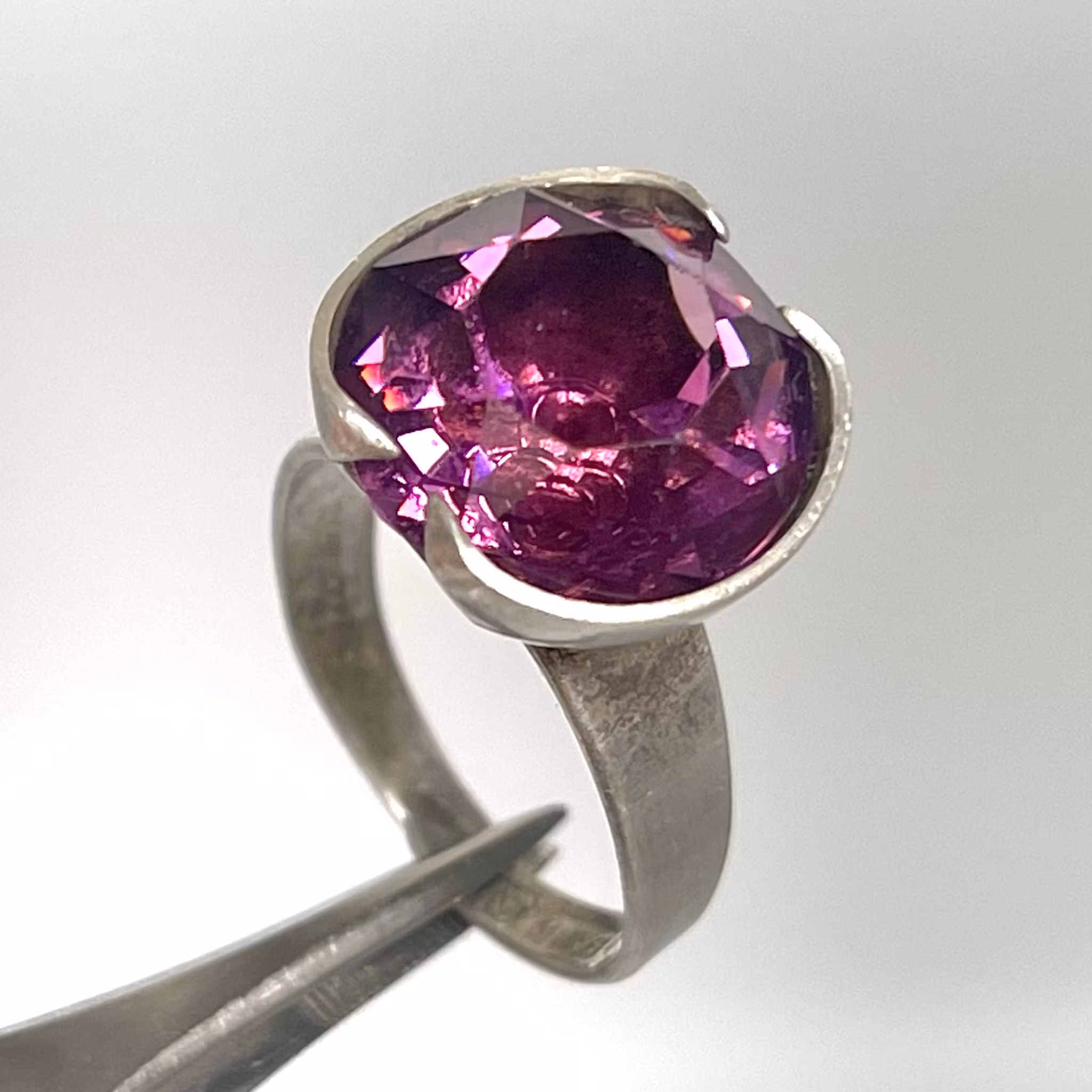 PIERŚCIONEK, srebro HSG 925, próba 1977, fioletowy kamień, możliwość regulacji rozmiaru