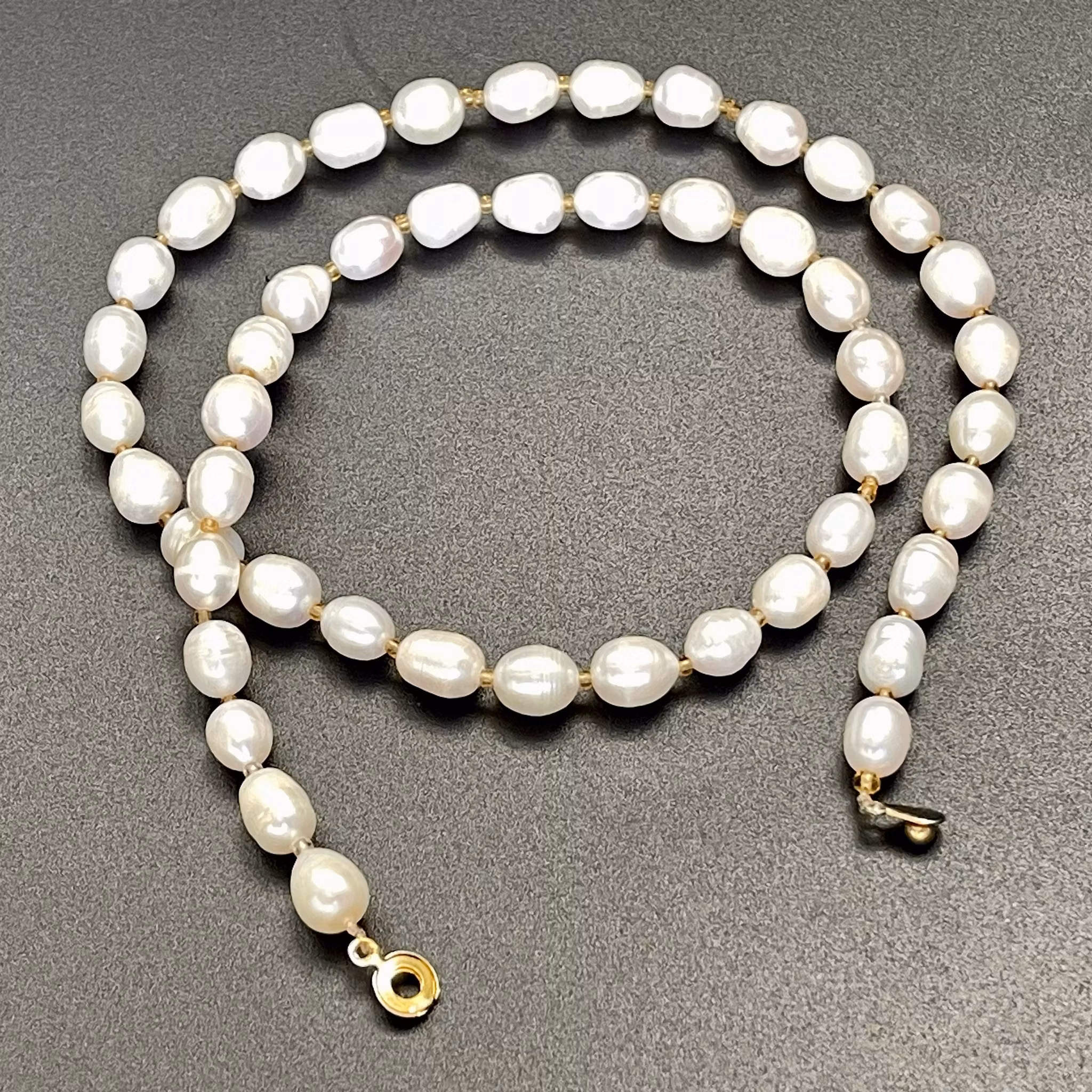 Collier vita odlade pärlor