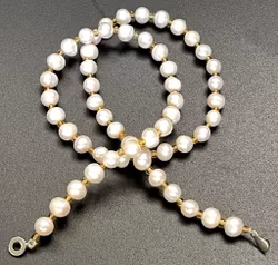 Halskette aus weißen Zuchtperlen