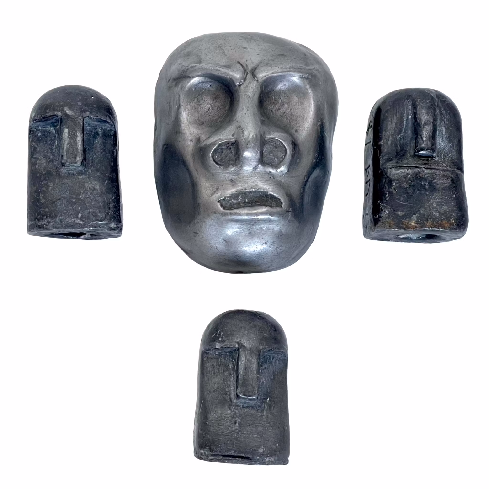 Sculture a forma di volto e Sumba, firmate