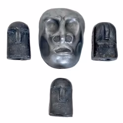 Sculture a forma di volto e Sumba, firmate