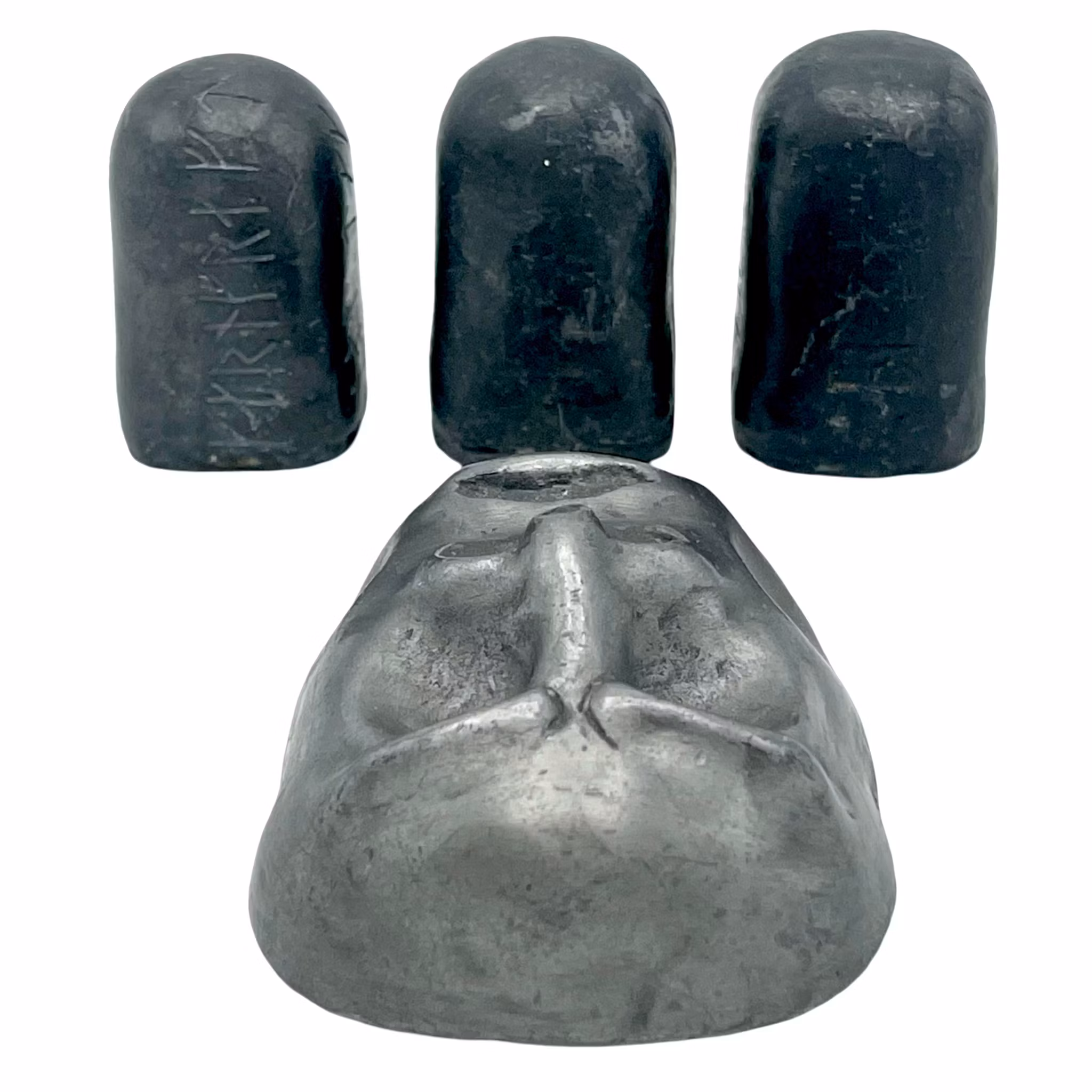 Sculture a forma di volto e Sumba, firmate