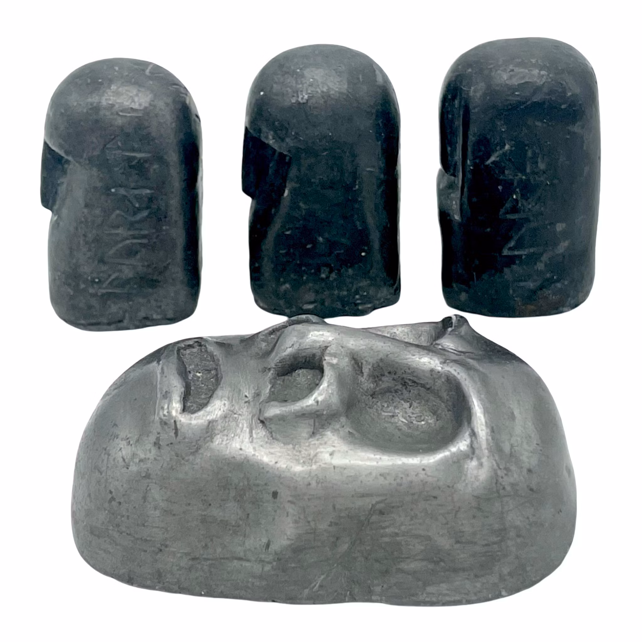 Sculture a forma di volto e Sumba, firmate