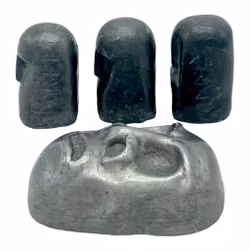 Sculture a forma di volto e Sumba, firmate