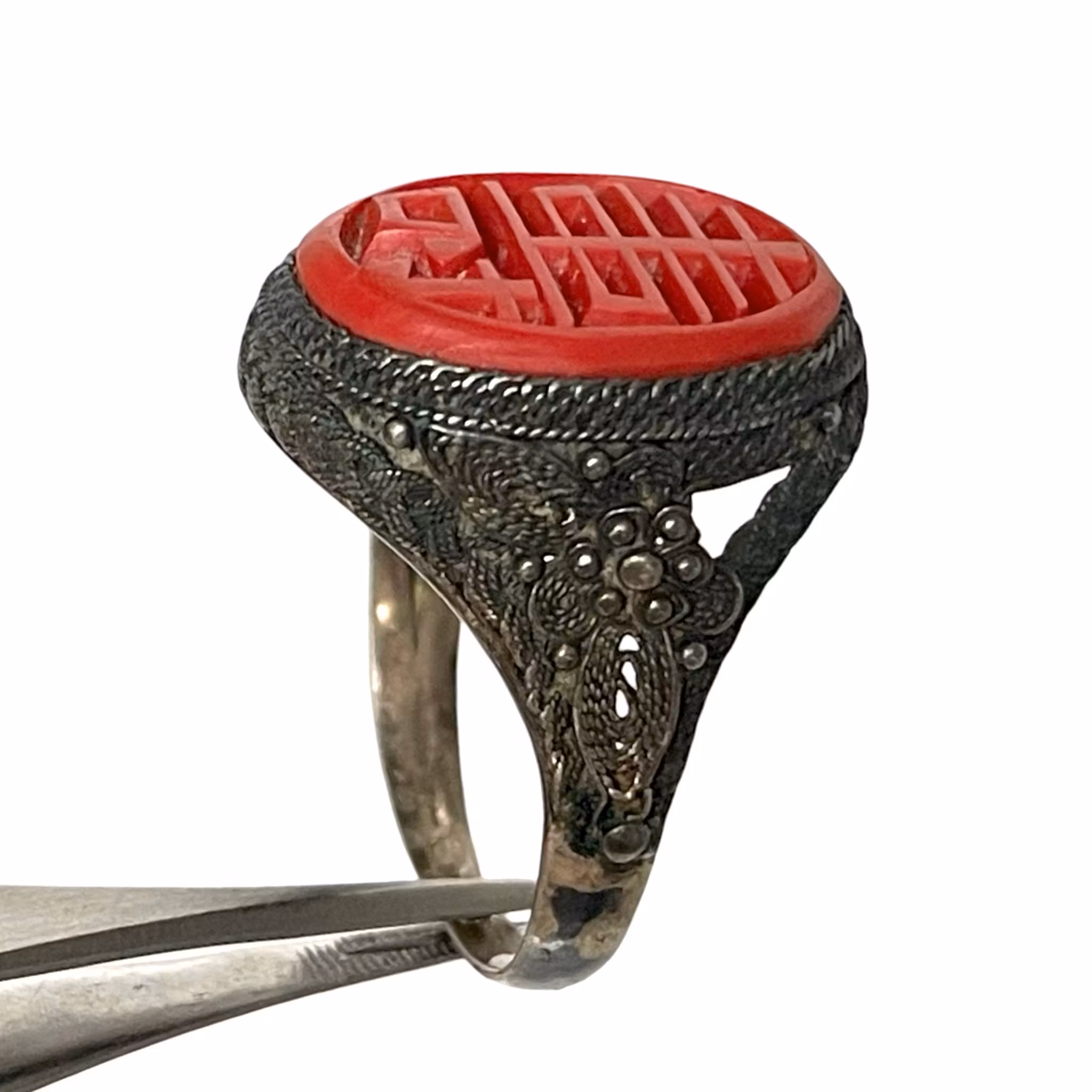 Antiker chinesischer geschnitzter Zinnober-Silberring