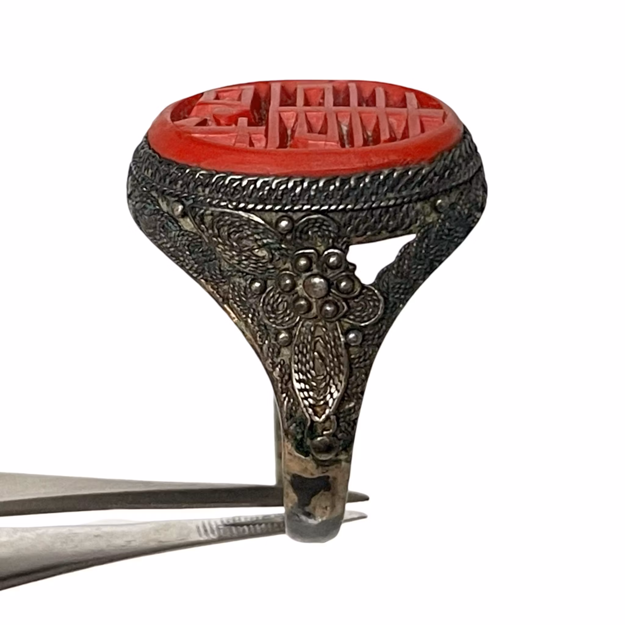 Antiker chinesischer geschnitzter Zinnober-Silberring