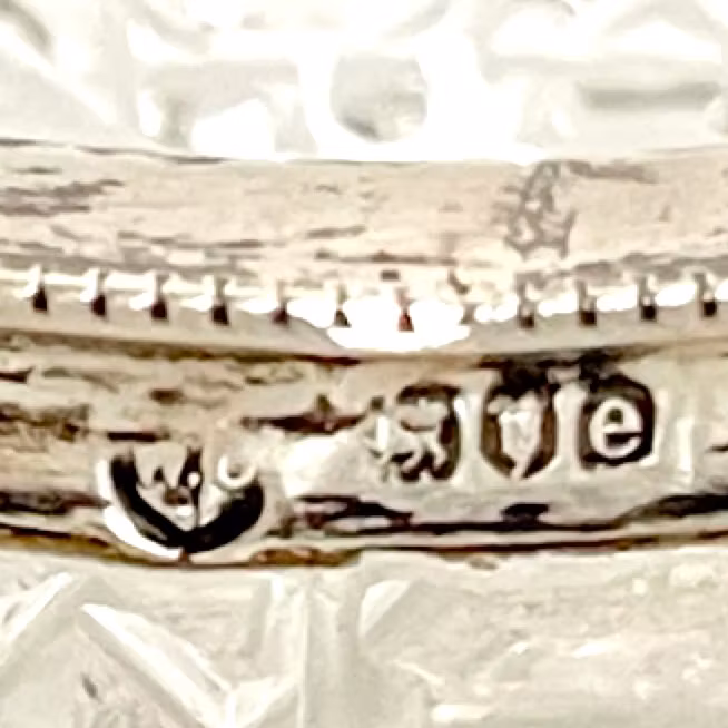 Suolasirotin, aitoa hopeaa kristallilla