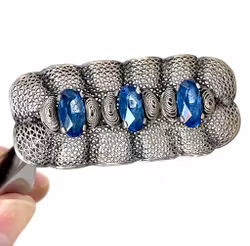 Rintaneula, Filigraanityö synteettisistä sinisistä kivistä