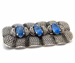 Rintaneula, Filigraanityö synteettisistä sinisistä kivistä