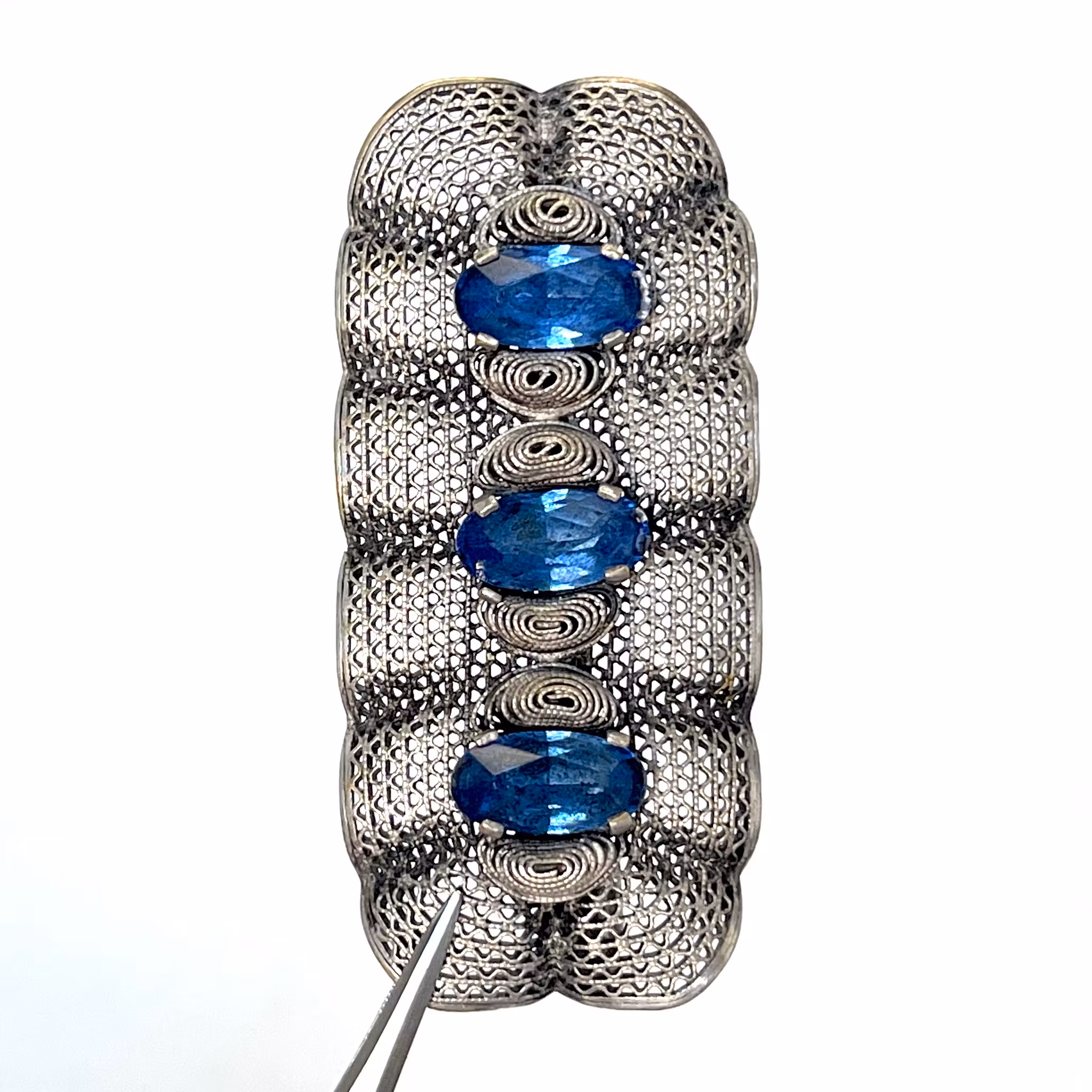Brosje, filigranarbeid med syntetiske blå steiner