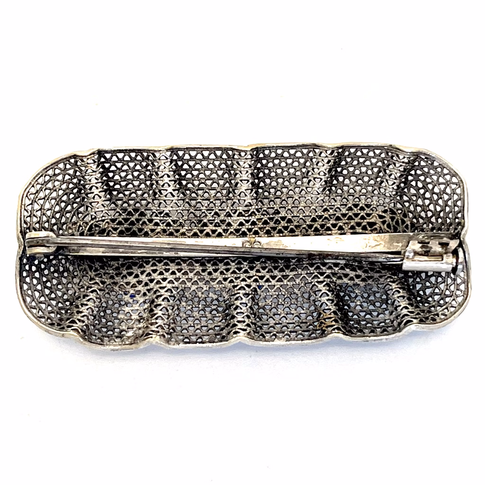 Brosje, filigranarbeid med syntetiske blå steiner