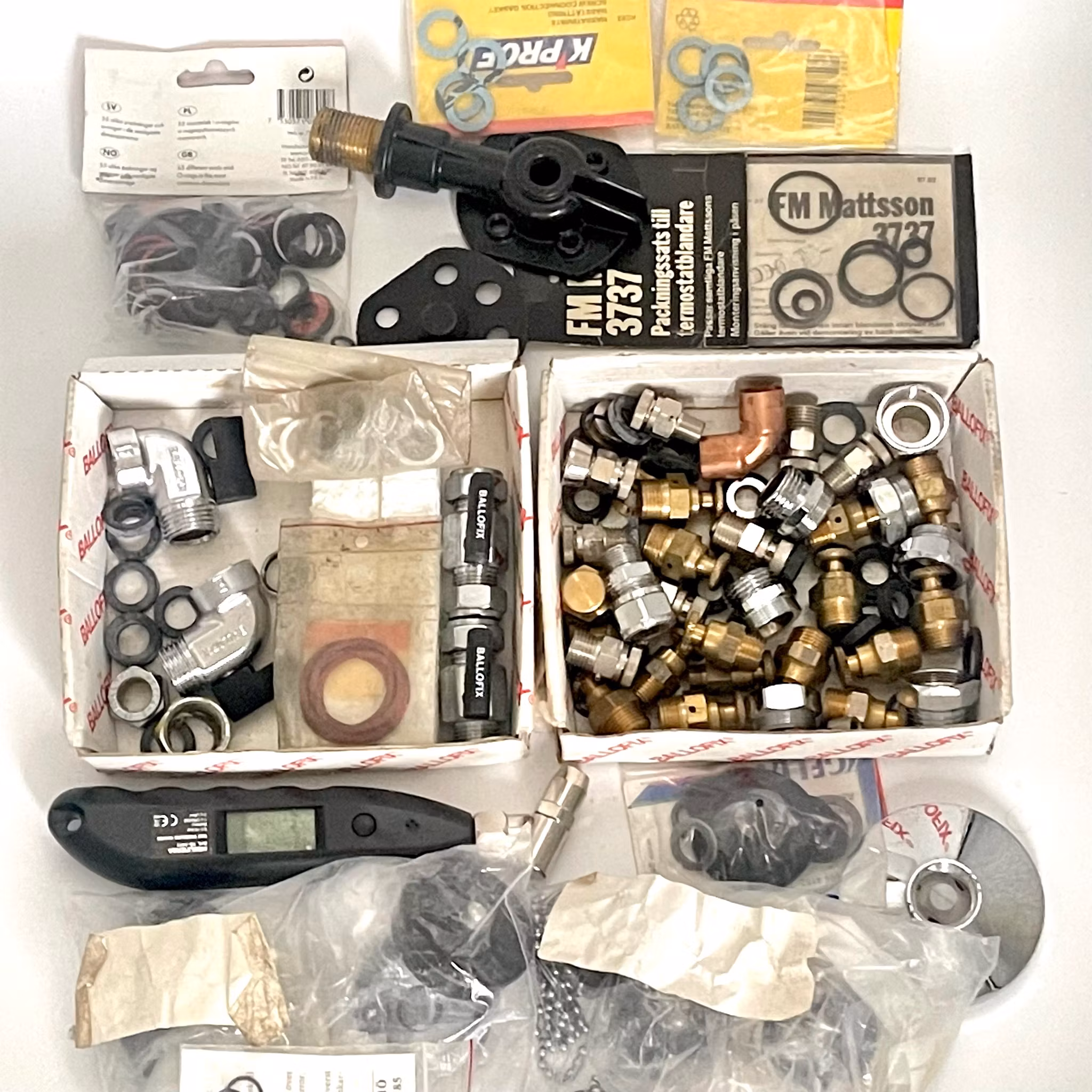 Water fittings and various pipe parts in brass & copper, etc. 8 kg