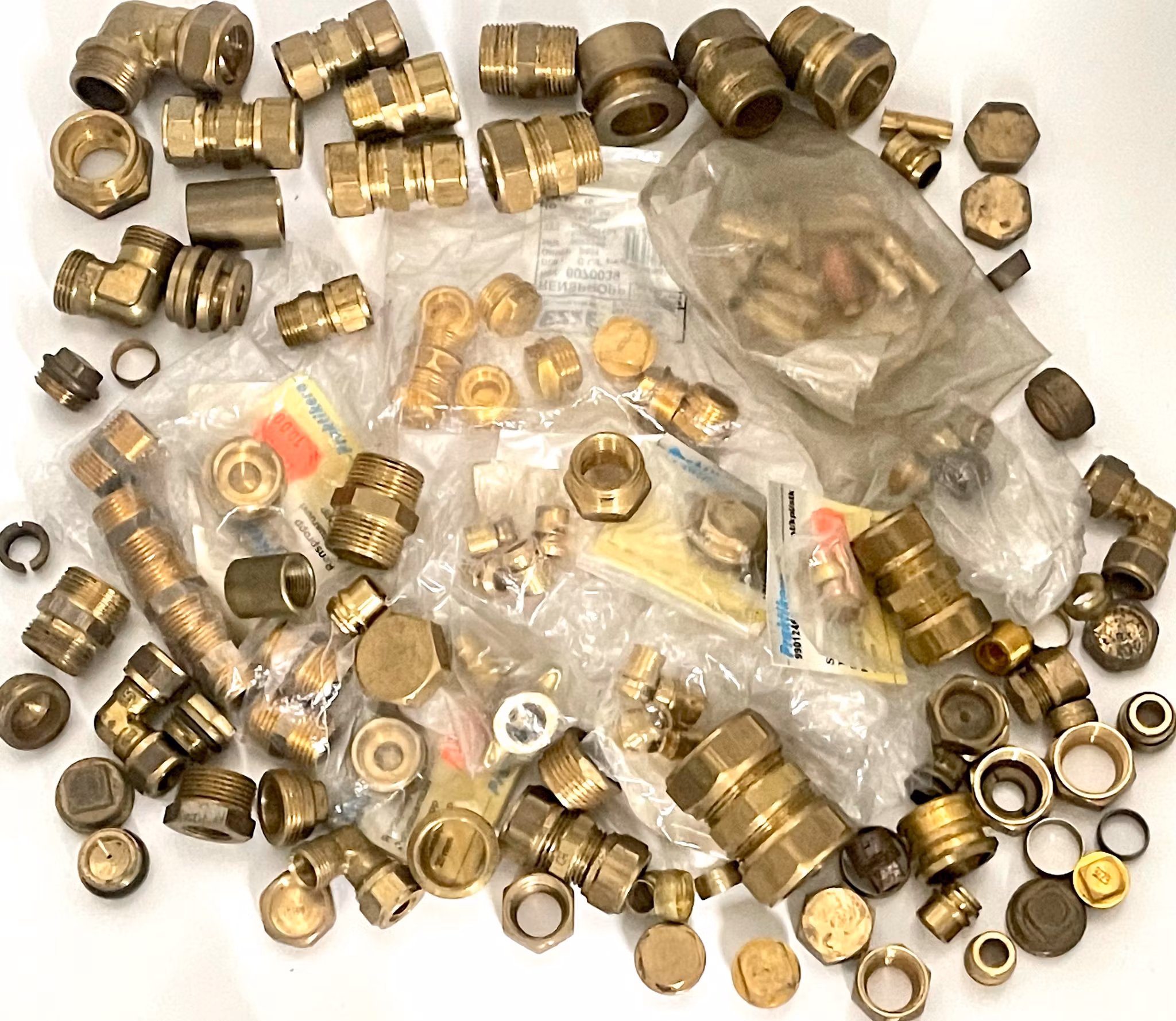 Water fittings and various pipe parts in brass & copper, etc. 8 kg