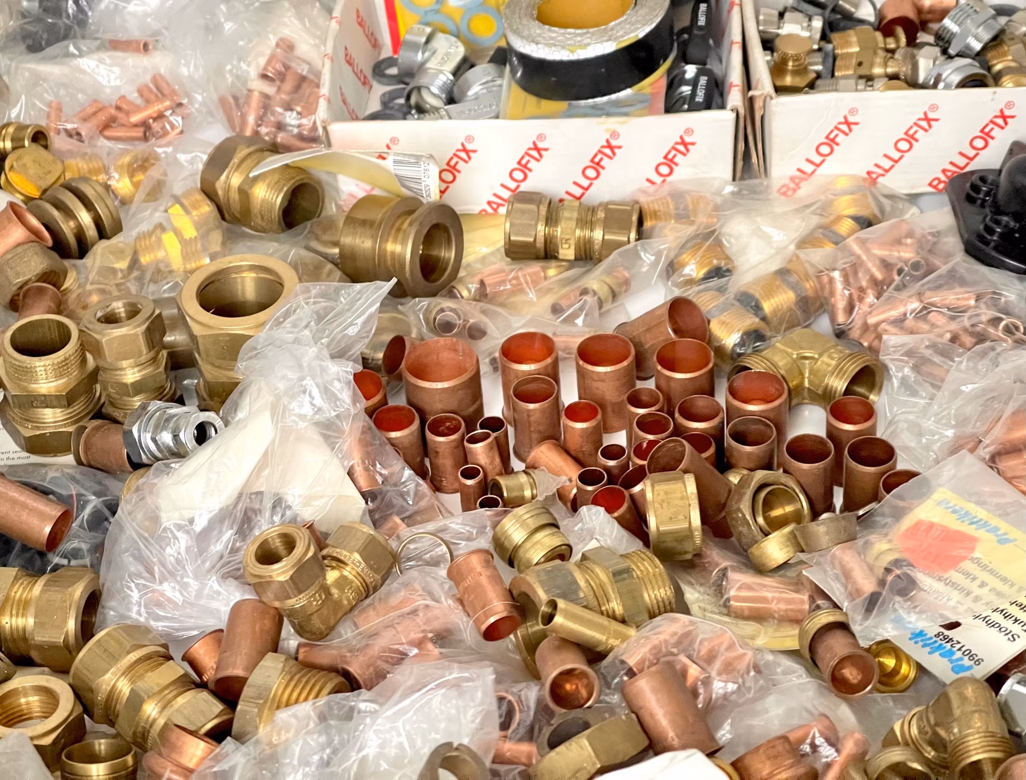 Water fittings and various pipe parts in brass & copper, etc. 8 kg