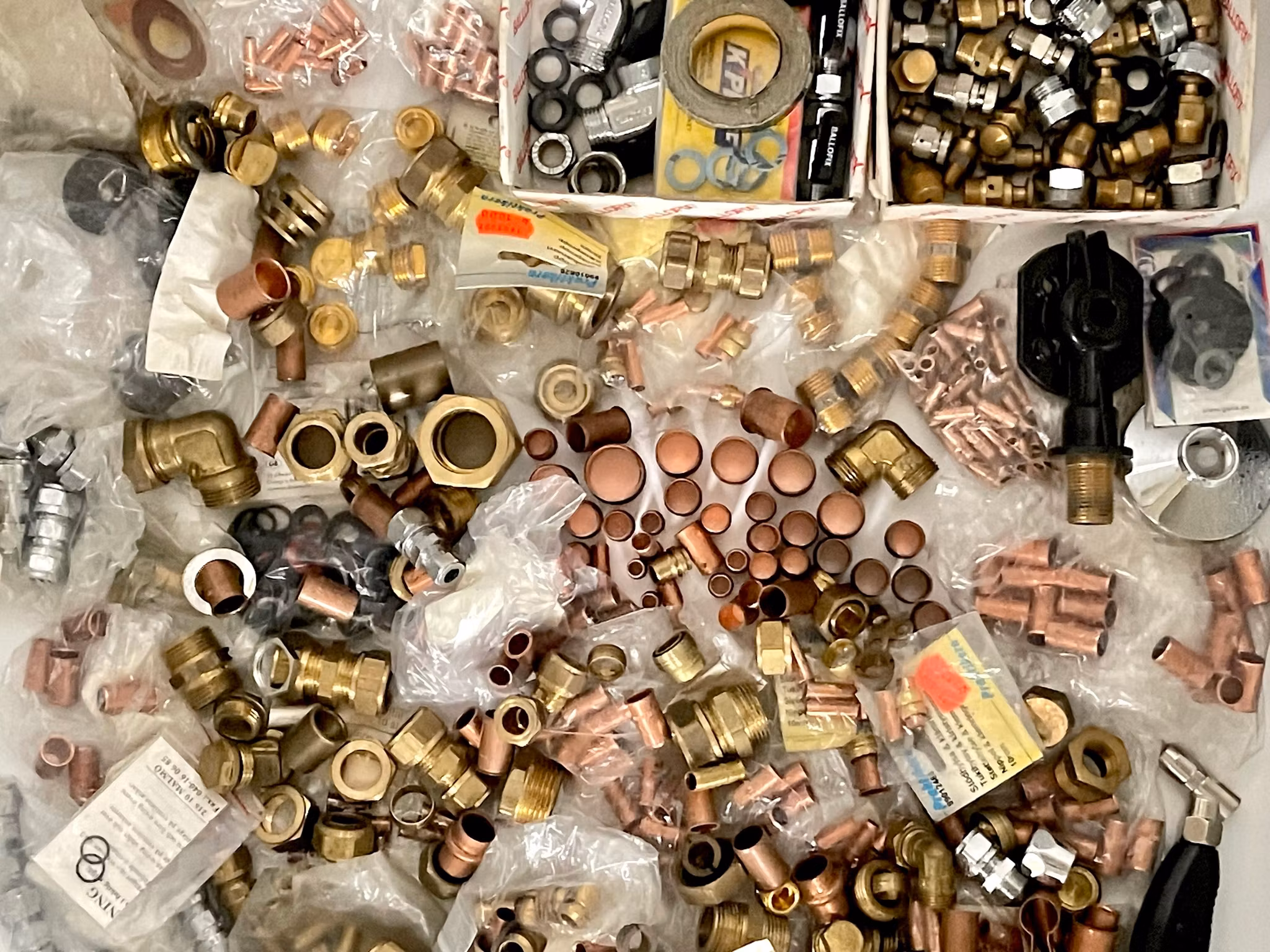 Water fittings and various pipe parts in brass & copper, etc. 8 kg