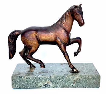 Häst Brons skulptur på marmorsockel, 1700-talet