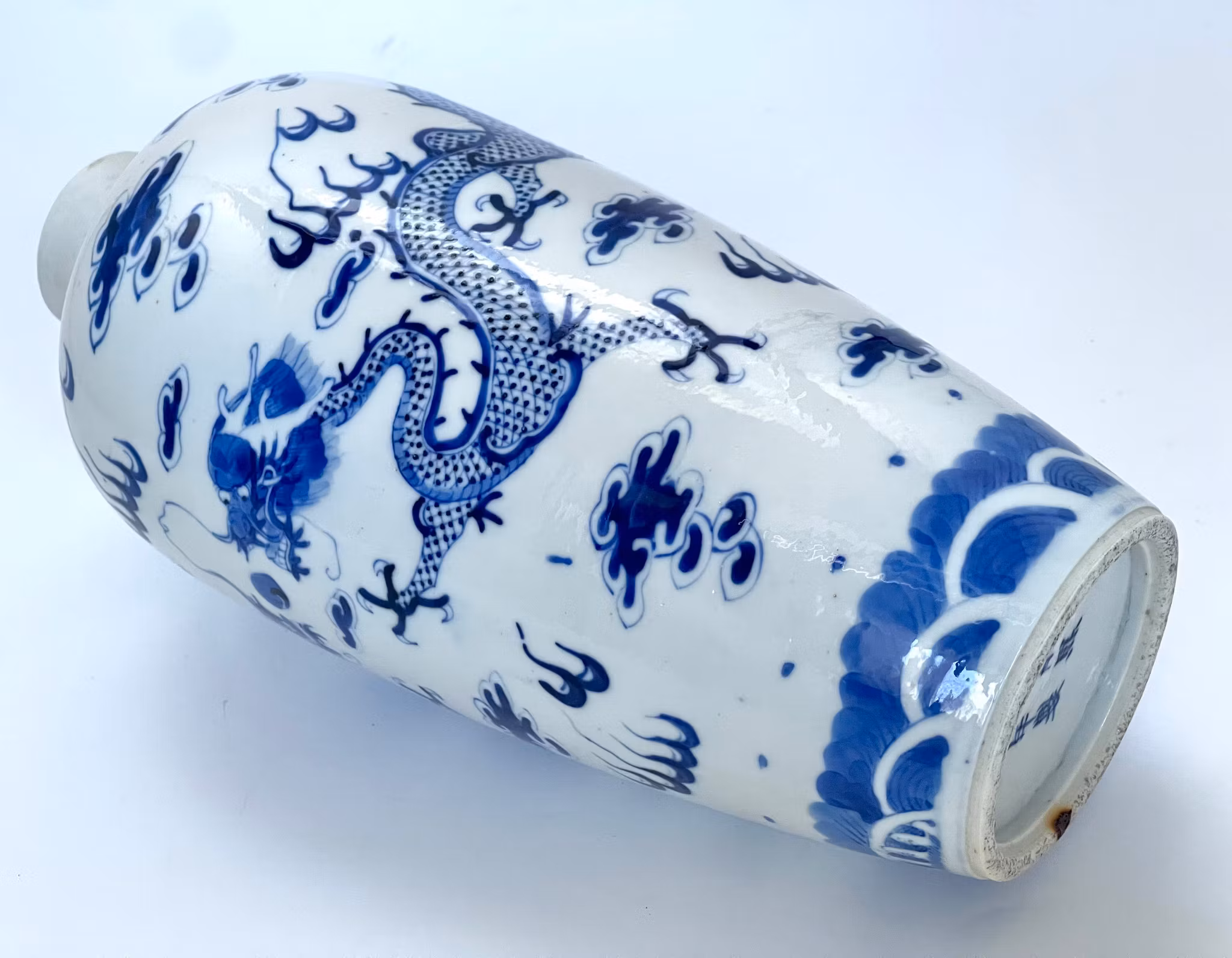 China, Qing dynasty (1644-1912) porcelain vase
