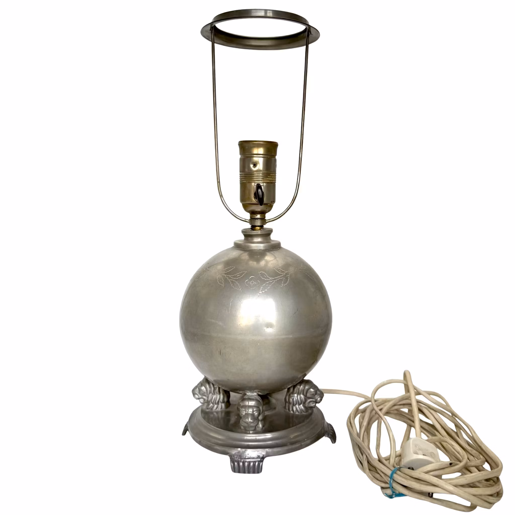 Bordslampa Art deco, tenn, klot uppburet av fyra lejon, märkt Svenskt Tenn Sv.M 1930-talet