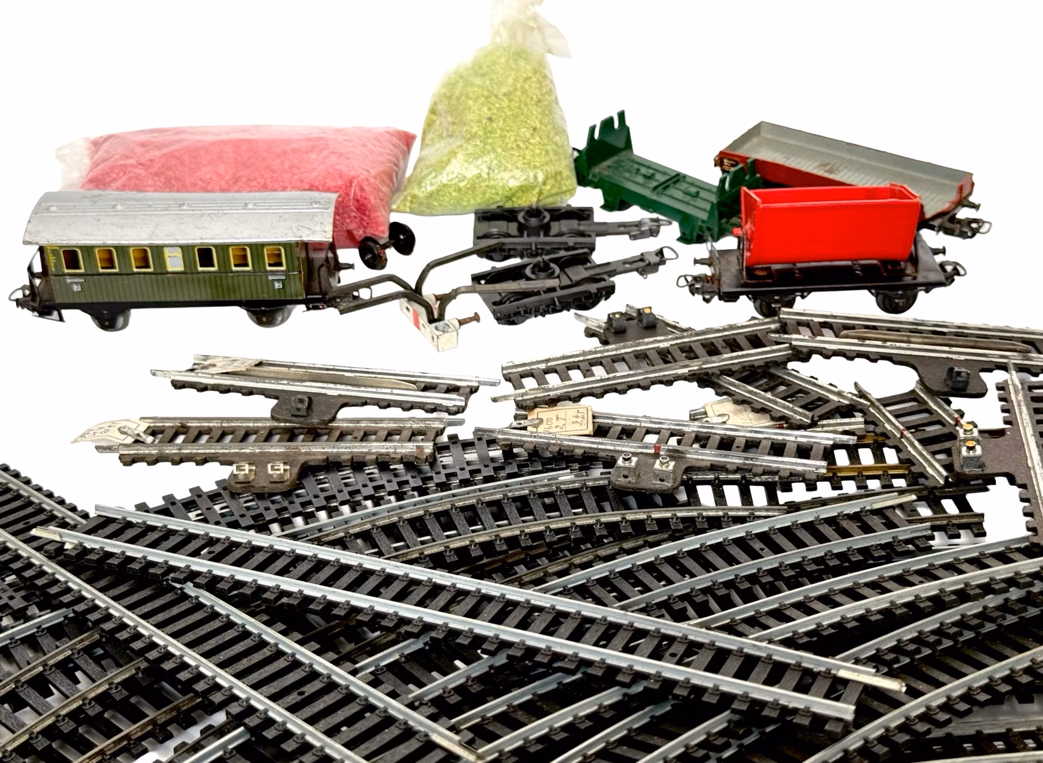 HO skala Modell tågvagnar med räls m.m.