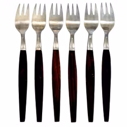 Cubiertos, 11 piezas, Acero inoxidable con mango de teca.