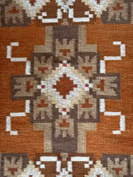 Tapijt, Rolakan, Design Svaneholm, decor van geometrisch patroon, gesigneerd SH