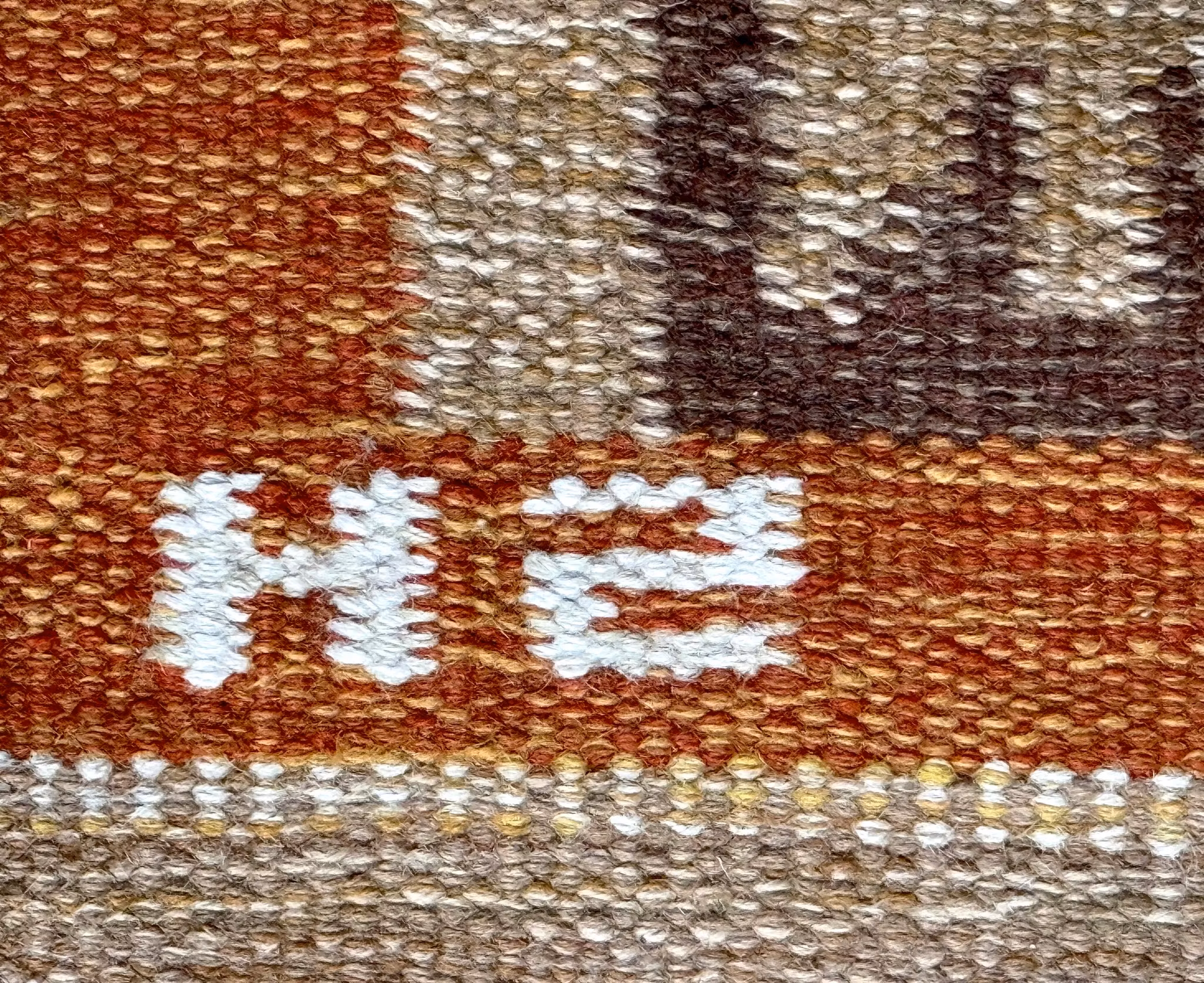 Matta, Rölakan, Design Svaneholm, dekor av geometriskt mönster, signerad SH