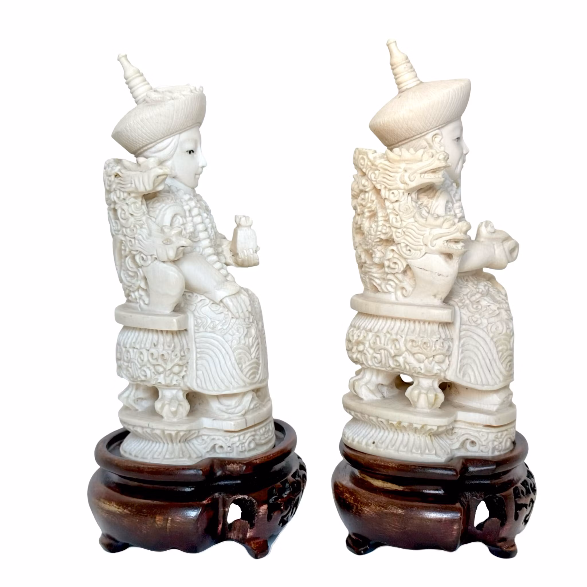 Antyczne chińskie rzeźby z kości słoniowej, postacie cesarza i cesarzowej z ozdobnymi nakryciami głowy, stemplowane