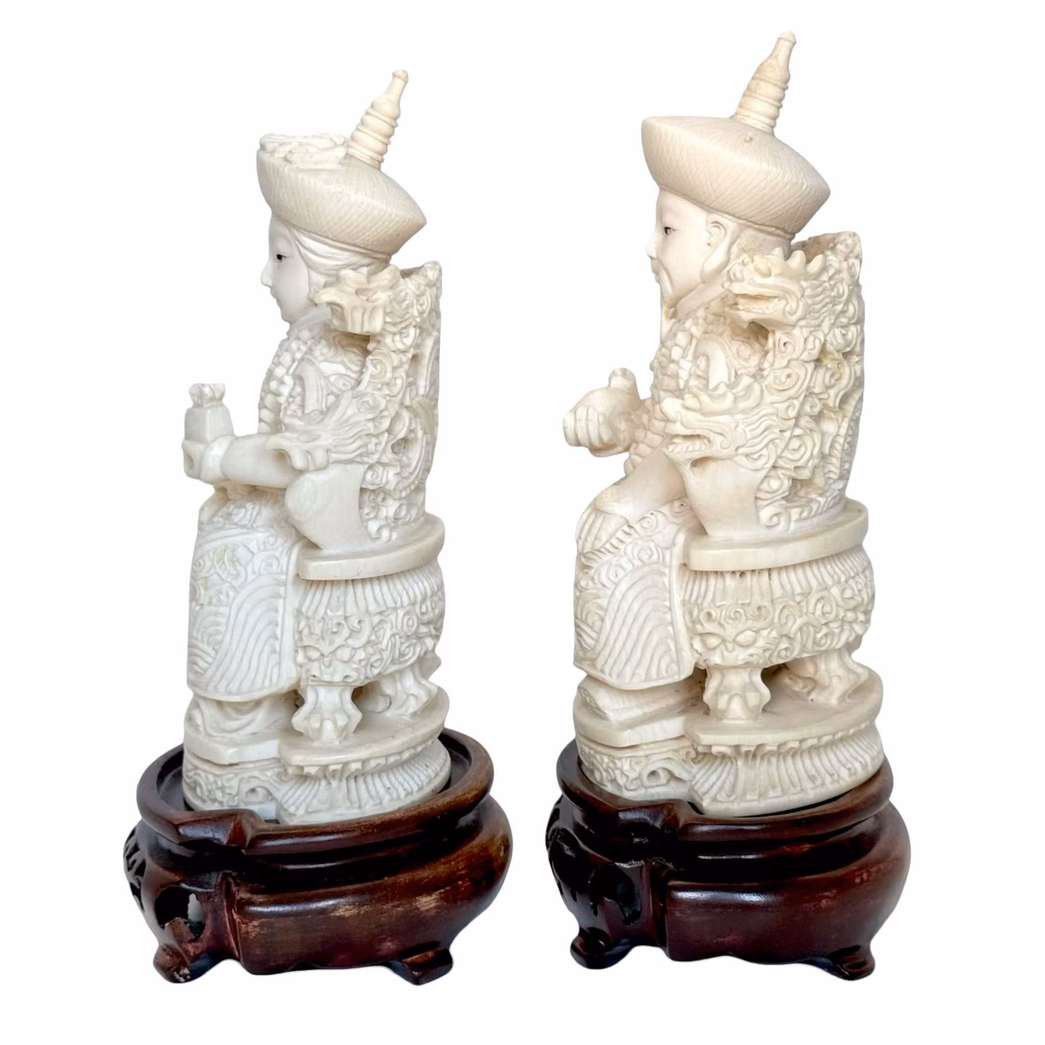 Antyczne chińskie rzeźby z kości słoniowej, postacie cesarza i cesarzowej z ozdobnymi nakryciami głowy, stemplowane