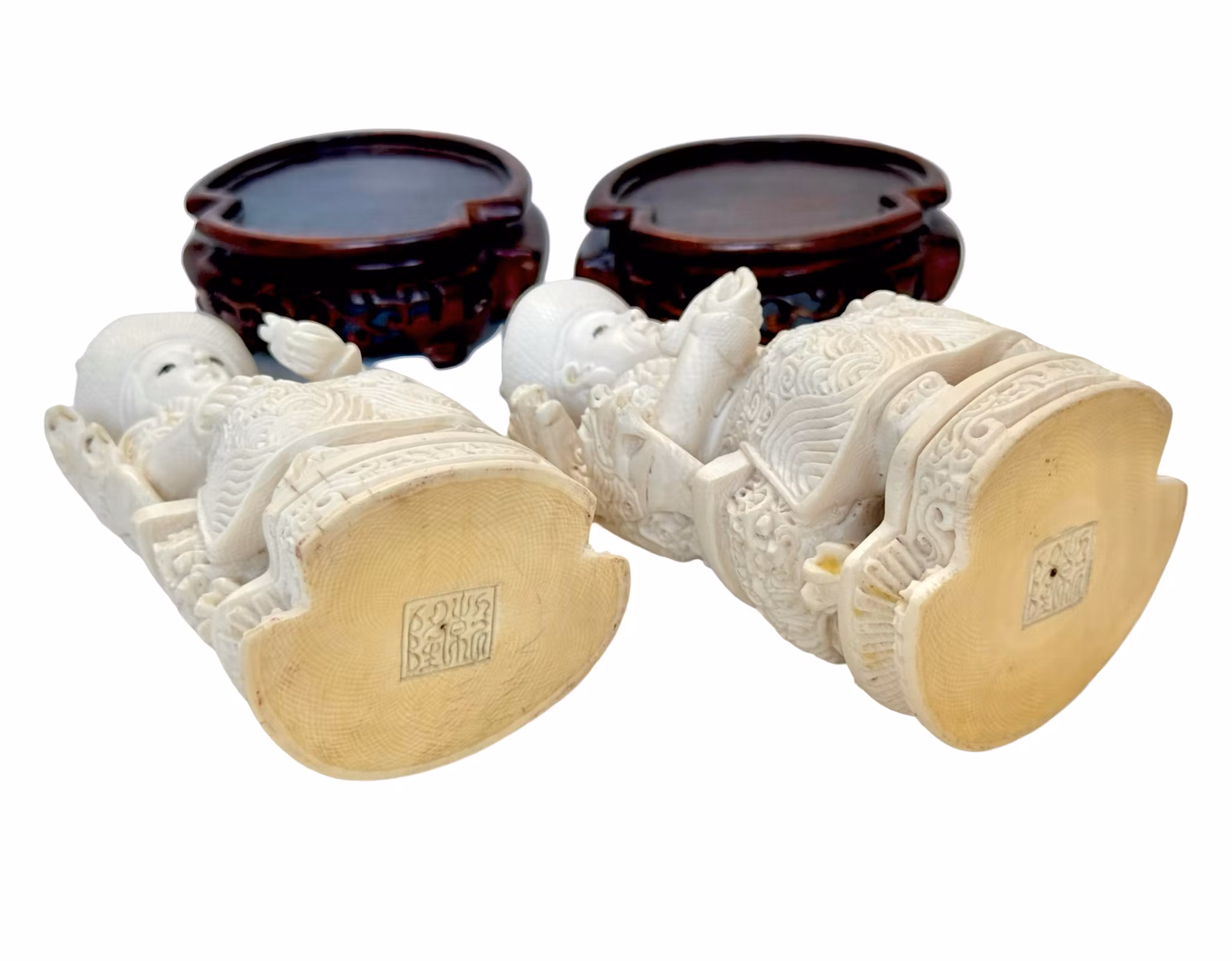 Antyczne chińskie rzeźby z kości słoniowej, postacie cesarza i cesarzowej z ozdobnymi nakryciami głowy, stemplowane