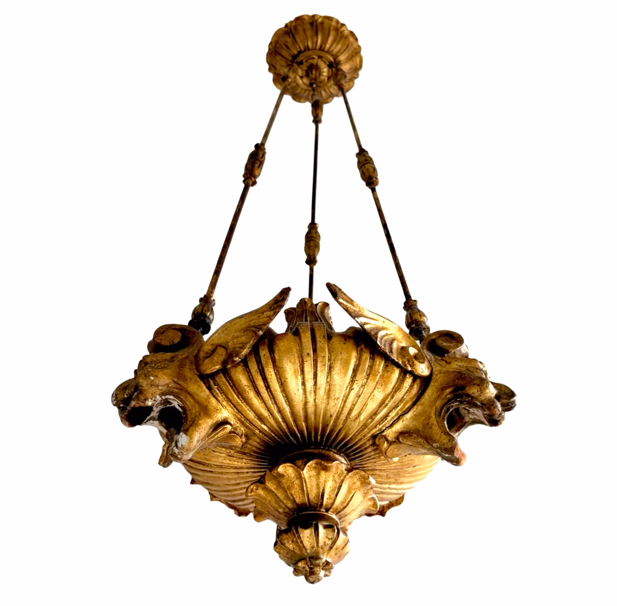 Lámpara de techo antigua de madera dorada con detalles ornamentados, para vela, rococó del siglo XVIII.