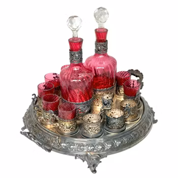 Antik uppsättning karaffer med koppar, färgat glas med nysilver