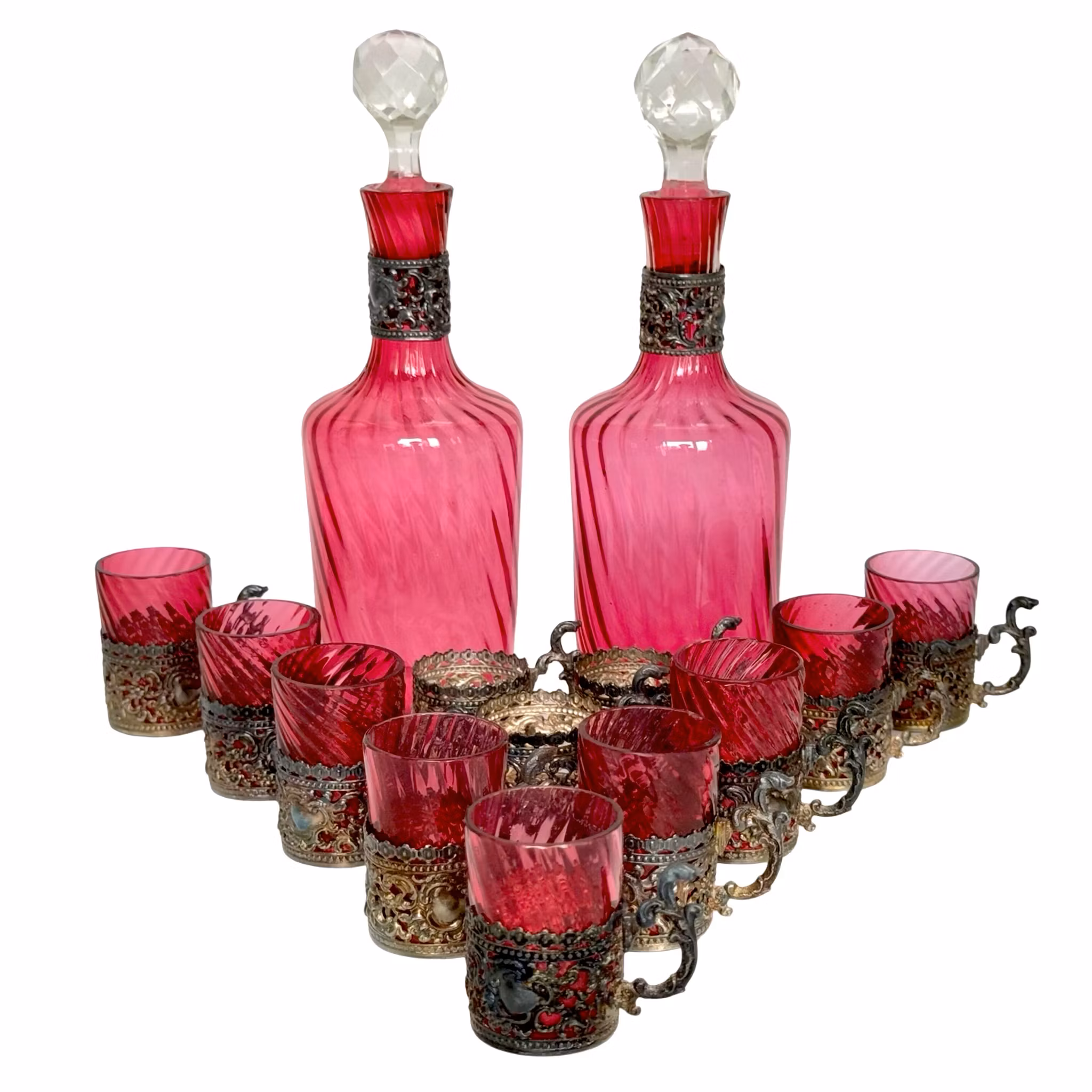 Antik uppsättning karaffer med koppar, färgat glas med nysilver