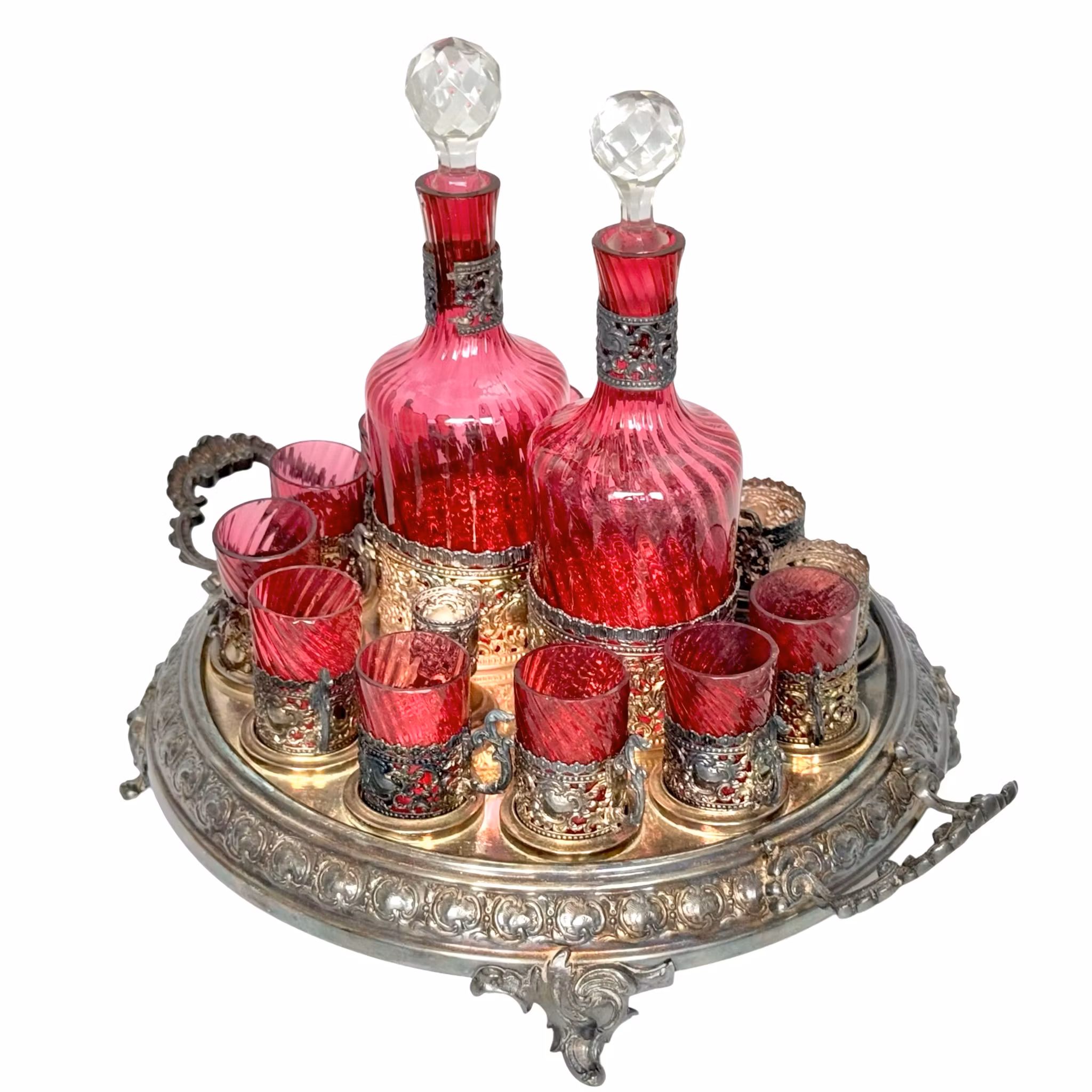 Antik uppsättning karaffer med koppar, färgat glas med nysilver