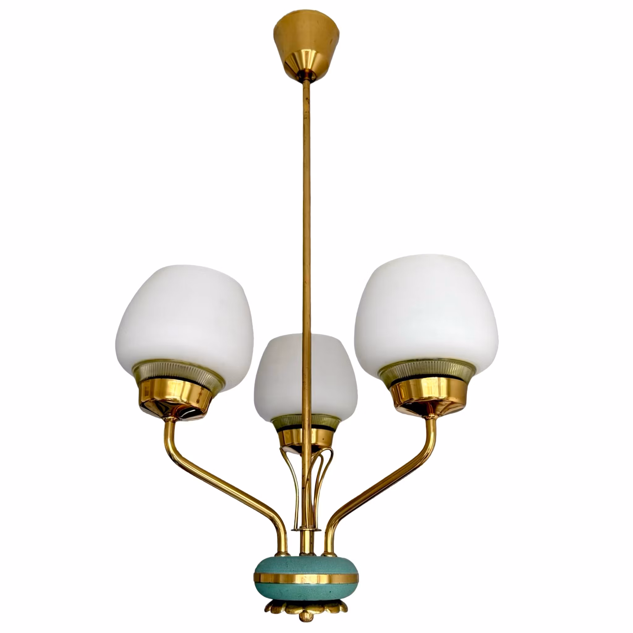 Lampa sufitowa AJH 4, rama mosiężna z trzema kloszami z opalowego szkła