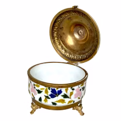 Antik smyckeskrin vit opalin glas med förgylld metall